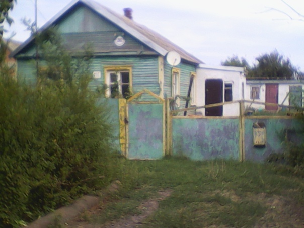 Фото: Срочно продается саманный дом шилеваный досками в Краснодарском крае, Староминском районе. Хутор Восточный-Сосык. Дом состоит из 4 <br><br>комнат+ кухня,коридор,веранда. Общая площадь <br>56,8 оглрод 20 соток.  Свет, вода, печное отопление, газ рядом.  Рядом река Сосыка где ловится разная рыба. В шаговой доступности школа, дет сад, больница, почта, дом культуры, магазины, остановки автобуса. Тел 89288815279