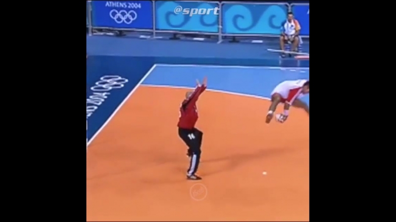 Финт и гол в гандболе