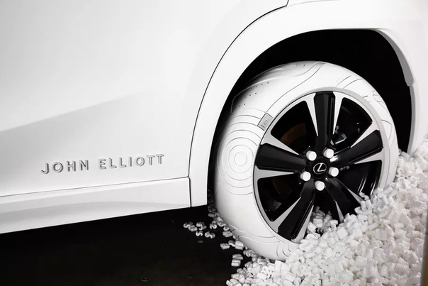 Для Lexus UX сделали покрышки в стиле кроссовок Nie. На неделе моды в Нью-Йорке компания Lexus и дизайнер Джон Эллиот представили кроссовер UX, обутый в специально разработанные для него