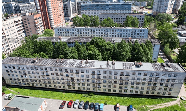 «Хрущевки» Петербурга будут реконструировать<br><br>В Санкт-Петербурге разработан план реконструкции серийных домов хрущевской постройки. Проект создан представителями СПбГАСУ (Санкт-Петербургского государственного архитектурно-строительного университета). Цель такой программы реновации старого жилья — избежать сноса зданий, а вместо этого сделать из них современные дома, пригодные для комфортного проживания. <br> Жители этих «хрущевок» по плану уже должны быть расселены в новостройки, а сами дома снесены к 2018 году. Однако инвесторы — СК «СПб Реновация» и «Воин-В» — выполнили десятилетний план по реновации петербургского жилья лишь на 1,5 %, и люди до сих пор привязаны к своим ветхим квартирам. Эта инертность и послужила причиной для подготовки проекта реконструкции старых панельных домов. <br>КАК ИЗМЕНЯТСЯ «ХРУЩЕВКИ» <br> По плану архитекторов здания будут достраивать вверх и переделают в семиэтажки. В реконструированных домах появятся лифты, в квартирах — лоджии, а подвальные помещения обустроят, чтобы использовать их для хранения различного сезонного инвентаря и велосипедов жильцов. <br> Каждый дом пройдет предварительную тщательнейшую проверку, поскольку не все здания смогут выдержать нагрузку в два дополнительных этажа. Но даже при таком раскладе (большое количество осмотров влечет за собой высокие финансовые затраты) прогнозируемые расходы по реконструкции петербургских «хрущевок» гораздо ниже, чем по аналогичной московской программе реновации жилья. <br> Чтобы воплотить задуманное в действительность, необходимо будет сначала внести поправки в нормативные документы в строительстве. По действующему законодательству реконструкция дома, заселенного жильцами, запрещена. Проект реконструкции «хрущевок» дорабатывается, чтобы в ближайшее время отправиться на рассмотрения правительства Санкт-Петербурга. - фото Фото: «Хрущевки» Петербурга будут реконструировать<br><br>В Санкт-Петербурге разработан план реконструкции серийных домов хрущевской постройки. Проект создан представителями СПбГАСУ (Санкт-Петербургского государственного архитектурно-строительного университета). Цель такой программы реновации старого жилья — избежать сноса зданий, а вместо этого сделать из них современные дома, пригодные для комфортного проживания. <br> Жители этих «хрущевок» по плану уже должны быть расселены в новостройки, а сами дома снесены к 2018 году. Однако инвесторы — СК «СПб Реновация» и «Воин-В» — выполнили десятилетний план по реновации петербургского жилья лишь на 1,5 %, и люди до сих пор привязаны к своим ветхим квартирам. Эта инертность и послужила причиной для подготовки проекта реконструкции старых панельных домов. <br>КАК ИЗМЕНЯТСЯ «ХРУЩЕВКИ» <br> По плану архитекторов здания будут достраивать вверх и переделают в семиэтажки. В реконструированных домах появятся лифты, в квартирах — лоджии, а подвальные помещения обустроят, чтобы использовать их для хранения различного сезонного инвентаря и велосипедов жильцов. <br> Каждый дом пройдет предварительную тщательнейшую проверку, поскольку не все здания смогут выдержать нагрузку в два дополнительных этажа. Но даже при таком раскладе (большое количество осмотров влечет за собой высокие финансовые затраты) прогнозируемые расходы по реконструкции петербургских «хрущевок» гораздо ниже, чем по аналогичной московской программе реновации жилья. <br> Чтобы воплотить задуманное в действительность, необходимо будет сначала внести поправки в нормативные документы в строительстве. По действующему законодательству реконструкция дома, заселенного жильцами, запрещена. Проект реконструкции «хрущевок» дорабатывается, чтобы в ближайшее время отправиться на рассмотрения правительства Санкт-Петербурга.