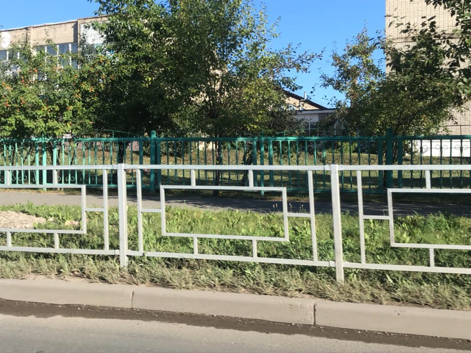 Жители правого берега Красноярска возмутились установленными вдоль дорог заборами