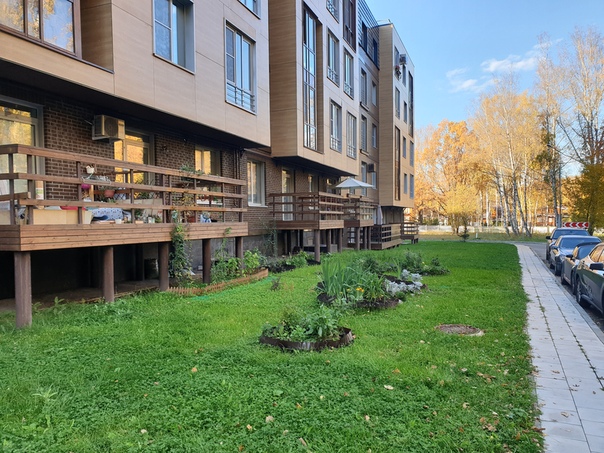 Фото: Продаю однокомнатную квартиру в новом доме (ЖК Мишино, Московская область, г. Химки, ул. Озерная, д. 4). Квартира расположена на 3 этаже в пятиэтажной секции. Квартира без отделки. В квартиру введен щиток электричества, установлены батареи, проведена газовая труба с счетчиком, застеклена лоджия, установлены алюминиевые стеклопакеты schuco. Вид из окон на Химкинский лес. Дом монолит с кирпичом, отделка комбинированная: вентфасад и декоративный кирпич. Есть возможность приобретения у застройщика кладового помещения на цокольном этаже дома. Во дворе находится детская площадка, установлены теннисный стол и турники. Построен и введен в эксплуатацию детский сад 