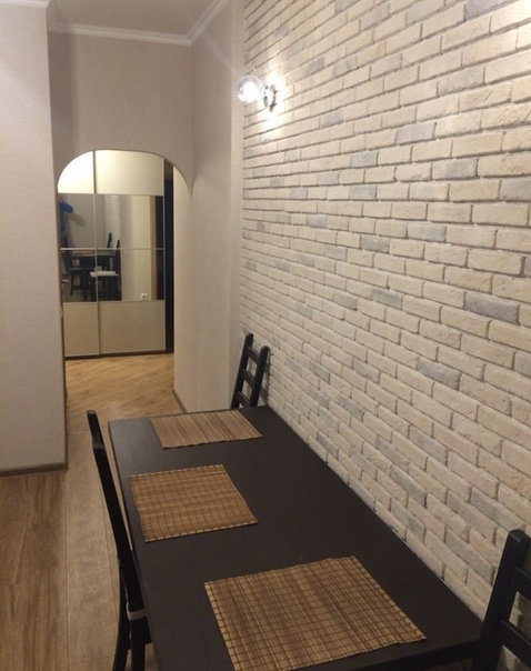 Фото: Сдается: 2х комн.квартира( Объявления от АГЕНСТВА, комиссия:15000) <br>Стоимость: 33000+счетчики(от 1000-2000 руб счетчики) <br>Адрес: ул. Ясногорская, 13 к2,  Ясенево. (5-10 минут пешком) <br>Доп: Сдается небольшая 2-комнатная квартира, 47 кв метров. <br>11/22этаж. <br>В квартире есть вся мебель и бытовая техника для комфортного проживания, большая лоджия, в квартире пластиковые окна. В шаговой доступности детские сады, школа, автобусные остановки, метро, торговые центры. <br>Рассматривается сдача ТОЛЬКО на длительный срок. <br>Залог депозит нет, обусловлено срочной сдачей квартиры. (Цена понижена по этой же причине) <br>Рассматриваются только прилежные жильцы! <br>Просмотреть можно в день обращения, документы к заселению все готовы. <br>Контактное лицо: +79221457622 - Юрий.
