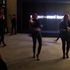 Gizli Kalmasın Mag on Instagram: “Serenay Sarıkaya, reklam yüzü olduğu Mavi'nin koleksiyon tanıtımına katıldı. #serenaysarikaya #serenaysarıkaya #m...