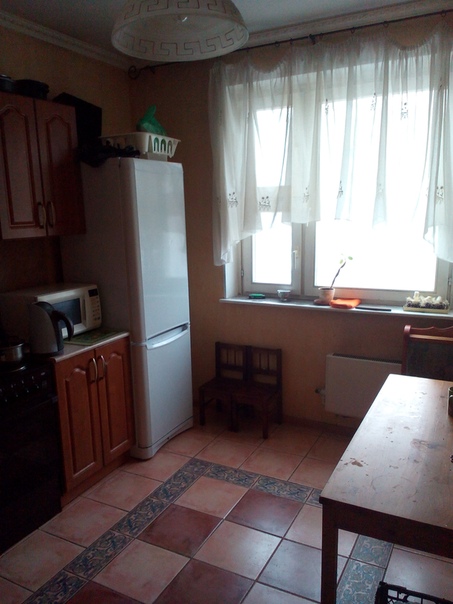 Фото: Ищу второго человека в комнату 18м в двухкомнатной квартире. Квартира 56м.В квартире будет проживать 3 человека (2 проживают сейчас + 1 которого ищу). Есть все необходимое для проживания: мебель, стиральная машина автомат, холодильник, СВЧ-печь, WI-FI интернет. Располагается квартира в 7 минутах от метро Бунинская аллея и улица Горчакова. Район тихий и красивый. Рядом магазины Магнит, Перекресток, Пятерочка. Проживание без хозяев. <br>Я Александр, мне 31 год. Не пью, не курю. Работаю 5/2. Цена 9000 плюс коммунальные услуги (свет, вода, охрана). Залог 3000. Без комиссии. Просмотр и заселение возможно с 26 декабря. Строго славянина! Строго не пьющего и не курящего! <br> <br>89151654776 <br>89165111426