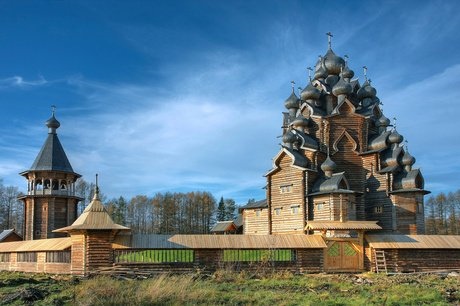 Фото: КГИОП разработает концепцию по сохранению объектов деревянного зодчества <br>По данным Комитета, в Петербурге 296 деревянных зданий-памятников, из которых примерно 40% нуждается в реставрации. <br>Как сообщил председатель охранного ведомства Сергей Макаров, конкурс на подготовку концепции выиграла «Студия 44». От мастерской, которая занималась реставрацией деревянных объектов (в частности, особняка Добберт на Большой Пушкарской для Академии балета Эйфмана), ждут предложений по обследованию зданий, структуре собственности и использованию. Концепцию планируют представить до конца 2018-ого года. <br>В этом году за счет городского бюджета идет возрождение дачи Громова в Лопухинском саду. По программе КГИОП на реставрацию фасадов, металлодекора, оконных рам и дверей выделено около 64 млн рублей. Всего, начиная с 2015-го, на этот деревянный объект культурного наследия выделено более 170 млн рублей. Работы ведет компания ПСБ «Жилстрой» (структура холдинга «БФА»).