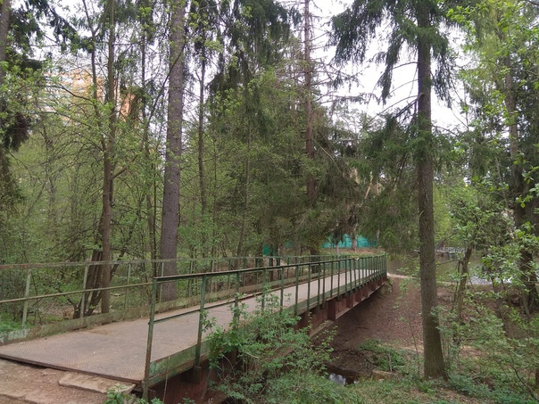 Фото: Продаётся дом под Зеленоградом. <br>Просторный 2-х этажный дом брусово-щитовой на капитальном фундаменте, построен в 1998 году, расположен на огороженном, ухоженном участке правильной формы с плодовыми деревьями и кустарниками. На первом этаже кухня и большая гостиная, на втором - три комнаты. Внутри обшит вагонкой, состояние хорошее, снаружи нужно покрасить или обшить. Во дворе колодец, где даже в засушливое лето есть вода, прямой договор с Мособлэнерго на 5кВт, возможно увеличение.<br>Многие соседи проживают постоянно, зимой дороги чистят. <br>ПСК Голубое-92 расположен у деревни Голубое под Зеленоградом, в 10-15 минутах езды  от станции Крюково, так же есть прямой выезд на Пятницкое шоссе, стародачное место в окружении грибных лесов, рядом множество водоёмов, тихо и спокойно. <br>Развивающаяся инфраструктура д. Голубое позволяет не выезжая покупать все необходимое, здесь много магазинов, несколько ТЦ, 