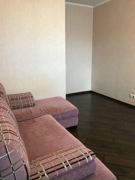 Фото: Сдаю квартиру! 55тр. Наримановская д.8 Метро Преображенская пл. Собственник. Новый монолитный дом. Двухкомнатная квартира 70кв.м. Консьерж. Удобный паркинг около дома, всегда есть свободные места. Возможна аренда места в подземном паркинге. <br>В квартире два застекленых балкона, на кухне и в спальне. Квартира очень теплая, приходиться зимой отключать часть батарей. Теплые полы в коридоре, ванной и на кухне. Инверторный кондиционер на лето! Очень хорошая кухня, дорогая техника, индукционная плита. Духовка со встроенной микроволновкой, посудомойка. Большая отдельная гардеробная. <br>Рядом парк Лосиный остров. ВДНХ. Парк Сокольники в пешей доступности! Сдаю на длительный срок.<br><br> Жучек