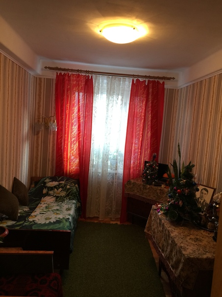Фото: на Авиаконструкторов 19, Питер.<br>Сдам комнату В приморском Р-не со всеми удобствами, для одного человека!<br>комната 11 метров в трешке, проживание с собственницей!<br>Имеется кровать, тв, свч, шкаф, стол, холодильник отдельный, кресло и прочее.<br>11000 р в месяц + ку<br><br>8951-662-90-66 Звоните!<br><br>Кстати Ёлки убраны)))