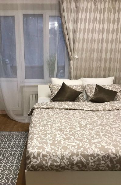 Сдаётся комната на ст. м. Новогиреево. <br>Второй этаж. <br><br>Без комиссии, от собственника. Заселиться можно сразу! <br><br> Свободный проспект, 11/1 <br><br>Остановка общественного транспорта прямо у дома, до метро Новогиреево 15 минут пешком или три остановки на транспорте. <br><br>Комната закрывается на ключ! <br><br>Есть рабочая и спальная зоны, шкаф для одежды, комод. <br><br>Уютная квартира, расположенная между двумя парками. <br><br>На кухне есть всё необходимое: чайник, плита, холодильник. Посуда. <br>Удобный санузел новой стиральной машиной. <br><br>Район живой, удобная инфраструктура. Парк, магазины. <br><br>Двор весь в зелени, есть место для парковки. <br><br>Идеально для активных людей, которые ценят комфорт своего проживания <br><br>26 тысяч, залог<br><br> Семёнова - фото Фото: Сдаётся комната на ст. м. Новогиреево. <br>Второй этаж. <br><br>Без комиссии, от собственника. Заселиться можно сразу! <br><br> Свободный проспект, 11/1 <br><br>Остановка общественного транспорта прямо у дома, до метро Новогиреево 15 минут пешком или три остановки на транспорте. <br><br>Комната закрывается на ключ! <br><br>Есть рабочая и спальная зоны, шкаф для одежды, комод. <br><br>Уютная квартира, расположенная между двумя парками. <br><br>На кухне есть всё необходимое: чайник, плита, холодильник. Посуда. <br>Удобный санузел новой стиральной машиной. <br><br>Район живой, удобная инфраструктура. Парк, магазины. <br><br>Двор весь в зелени, есть место для парковки. <br><br>Идеально для активных людей, которые ценят комфорт своего проживания <br><br>26 тысяч, залог<br><br> Семёнова