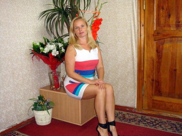 Спелая дикая ягодка выбирается в секс одежде на улицу Спелая дикая ягодка выбирается в секс одежде на улицу