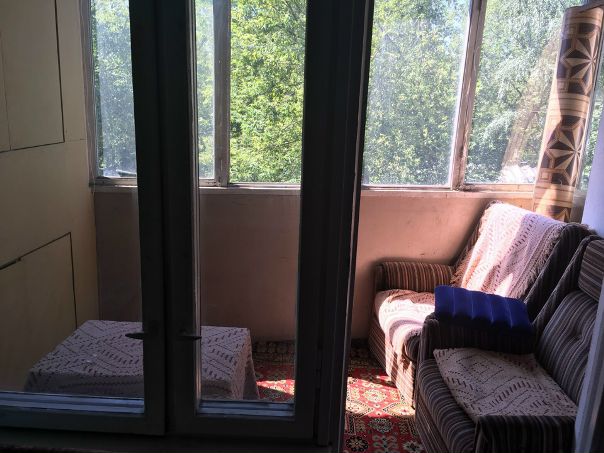 Фото: Я собственник. Срочно сдам на длительный срок однокомнатную квартиру, комната 20 кв.м., 3 спальных места. Вся мебель в наличии (стенка, два больших дивана, кресло- кровать, телевизор). Вся бытовая техника <br>( холодильник, газовая плита, стиральная машина ). Большой балкон-лоджия. Окна большие, очень много света. от метро Бульвар Рокоссовского -4 остановка на трамвае (5 мин) - Погонный проезд.<br>Рассмотрим строго славян -хороших и добропорядочных людей.<br>Квартира сдается на длительный срок. 8-905-789-90-14