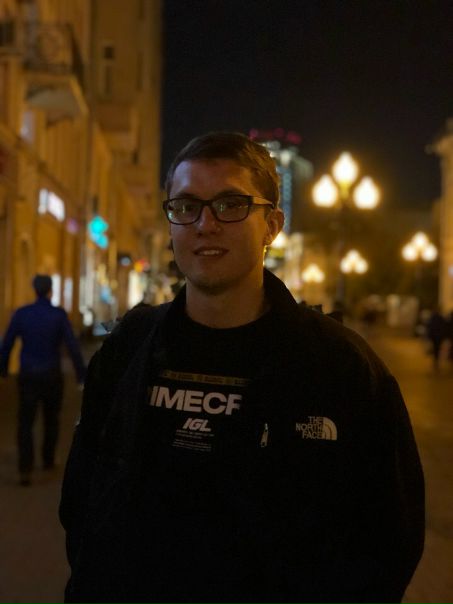 Фото: Сниму комнату на длительный срок, в пешей доступности от метро (не более 12 минут±). <br> Бюджет 16 000. <br> О себе:22 года, работаю 5/2, платежеспособный, веду здоровый образ жизни, общительный, уважаю личное пространство, имею большой опыт сожительства. <br>Мебель и предметы быта буду поддерживать в отличном состоянии. <br>Предпочтения: <br>- Без хозяев и хорошим ремонтом (не бабушкин вариант); <br>Готов переезжать в ближайшее время!<br><br>
