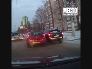 Тот случай, когда девушка на Рено таранит твоё крыло
