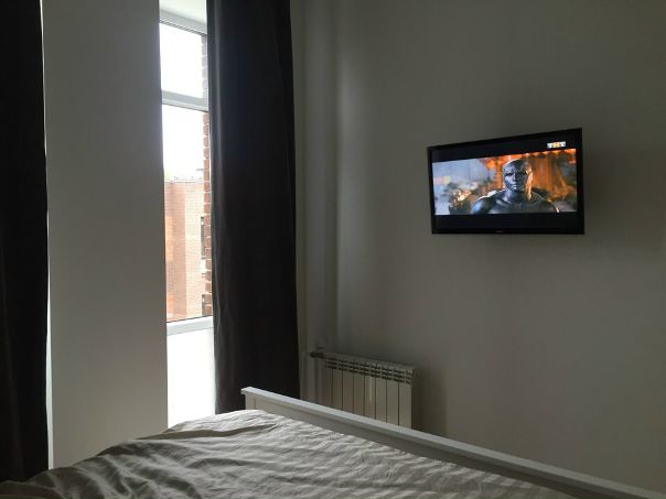 Фото: ЖК Андерсен, Ул. Андерсена, Новая Москва, 10 минут на машине от метро теплый стан<br>3/3 <br>Кирпичный дом<br>Окна во двор <br>Новая светлая квартира, большая гардеробная, спальная комната отдельная, изолированная, вторую комнату можно тоже использовать, например как гостинную, но девочки меня поймут- большая гардеробная это наше все) Окна в пол, стиральная машина, посудомоечная машинка, все есть. <br>Сдаю с июля/ середины июля<br>Сдаю без посредников, по глупым вопросам прошу не звонить. <br>Калужское шоссе всегда едет отлично.<br>Квартира идеально подойдет для девушки или молодой пары. <br>Окна выходят на речку, территория охраняется.<br><br>Из однушки сделана двушка, 44 метра, 30.000 + оплата по счетчикам<br>8 926 543 65 56<br>  Vesna