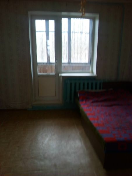 Фото: ПРОДАЕТСЯ 3-ех ком. квартира г.Бокситогорск. Панельный дом. 5 этаж из 5. <br>Общая площадь 72 кв.м (прихожая-12.5, комнаты-20.2,12.5 и 10, кухня-7.5,сан.узел-4, ванная-5, лоджия-9). <br>Квартира очень теплая. Лоджия застеклена. Стоят счетчики. Рядом взрослая и детская поликлиники, магазины Дикси и Пятерочка, автостанция. <br>ЦЕНА: 1.200.000 руб. Звонить по тел.89117982272 Мария или 89052243980 Михаил