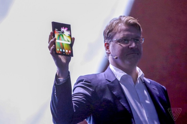 Samsung показала прототип складного смартфона с гибким экраном Infinity Flex Display