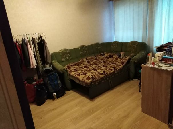 Фото: Сдаётся проходная комната в 3-х комнатной квартире на длительный срок девушке. <br>2 минуты пешком до станции метро 