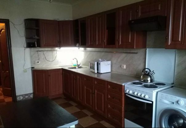 Фото: Сдается: 1к. квартира (Объявления от АГЕНСТВА, комиссия:12000) <br>Стоимость: 19000(!)+счетчики <br>Адрес: Миклухо-маклая, 55,  Раменки. <br>Доп: 41 кв метров, жилая 20, кухня 10 <br>4/9 этаж. <br>Предлагается к сдаче на длительный срок однокомнатная квартира. В квартире для проживания есть все необходимое, кухонный гарнитур новый, сделан ремонт в ванной комнате. <br>Сдача на срок от 3-х месяцев. <br>Залога и депозита нет. <br>Просмотреть можно в день обращения, документы к заселению все готовы. <br>Контактное лицо: +7-922-157-78-89 - Кирилл.