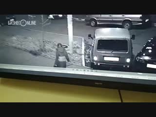 Подозреваемая, выбросившая ребенка в мусорку, попала под камеры наблюдения