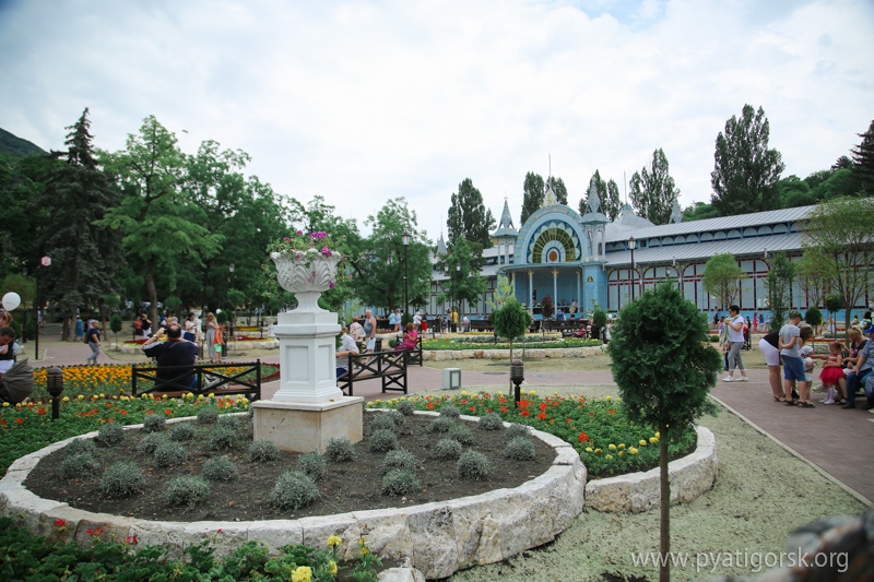 Памятник в парке цветник в пятигорске