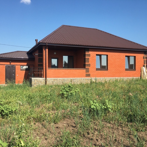 — Продается компактный, очень уютный дом в перспективном районе пос. Северный Белгородская область. — Дом 100кв.м участок 12.5 построен из керамзитоблоков, утеплен, обложен красным облицовочным кирпичом. — Дом полностью готов к заселению, доделывать ничего не нужно, абсолютный новый, никто не жил. — Очень удобная планировка. — На полу ламинат, в коридоре, кухне и санузле установлена система теплого пола. — Во всем доме натяжные потолки. — Качественные пластиковые окна с наружной ламинацией. — Хорошие (не дешевые) межкомнатные двери. — Раздельный санузел в керамической плитке. —Установлены: тумба, ванная, зеркало, унитаз, раковина. — Есть выход на участок через кухню. — Участок полностью огорожен. С фасада установлен забор из профлиста с кирпичными столбами. — Имеется гараж с автоматическими воротами 4х6 м, с подсобным помещением. <br>Цена : 5 200 000 руб.<br>В шаговой доступности магазины и остановка. В школу детей возит школьный автобус, школ в Северном две. Есть несколько частных детских садиков и три государственных, один из которых новый на 350 мест с двумя бассейнами. Недавно открылся новый физкультурно-оздоровительный центр, новая поликлиника.<br>Все возникшие вопросы можно задать в ЛС или по номеру 8 980 520 20 56 , 8 920 577 62 98 - фото Фото: — Продается компактный, очень уютный дом в перспективном районе пос. Северный Белгородская область. — Дом 100кв.м участок 12.5 построен из керамзитоблоков, утеплен, обложен красным облицовочным кирпичом. — Дом полностью готов к заселению, доделывать ничего не нужно, абсолютный новый, никто не жил. — Очень удобная планировка. — На полу ламинат, в коридоре, кухне и санузле установлена система теплого пола. — Во всем доме натяжные потолки. — Качественные пластиковые окна с наружной ламинацией. — Хорошие (не дешевые) межкомнатные двери. — Раздельный санузел в керамической плитке. —Установлены: тумба, ванная, зеркало, унитаз, раковина. — Есть выход на участок через кухню. — Участок полностью огорожен. С фасада установлен забор из профлиста с кирпичными столбами. — Имеется гараж с автоматическими воротами 4х6 м, с подсобным помещением. <br>Цена : 5 200 000 руб.<br>В шаговой доступности магазины и остановка. В школу детей возит школьный автобус, школ в Северном две. Есть несколько частных детских садиков и три государственных, один из которых новый на 350 мест с двумя бассейнами. Недавно открылся новый физкультурно-оздоровительный центр, новая поликлиника.<br>Все возникшие вопросы можно задать в ЛС или по номеру 8 980 520 20 56 , 8 920 577 62 98