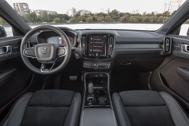 Кроссовер — не приговор. Тест Jaguar E-Pace против Volvo XC40. Хорошо упакованный премиум-кроссовер как способ сгладить автомобильную зрелость. Работает лиСегодня ты рассекаешь на эгоистичном