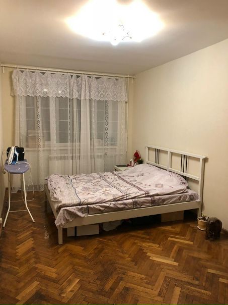 Фото: С 1 ноября сдаётся комната в двухкомнатной квартире для девушки. Рядом 3 станции метро: МЦК Панфиловская - 7 мин пешком, М Сокол - 12 мин пешком, м Октяборьская поле 15 мин пешком. Без детей и животных. В соседней комнате проживает девушка. В квартире хороший ремонт, мебель Икея.<br>Ежемесячная оплата 47000+счетчики (вода+свет). В месяц, приблизительно, выходит 24100 на одного. Есть депозит 23500. Его можно разбить на 2 части. Возвращается при выселении. Заселение через договор с хозяйкой.<br>Если ты хочешь жить в хорошем районе, платежеспособная, доброжелательная, общительная, хочешь найти не только соседку, но и подругу, то WELCOME.  Пишите в личные сообщения.<br> Pretty Girl Иконникова