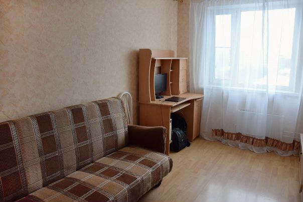 Кузьминки, МОСКВА<br>Неспешно ищем соседа на ДЛИТЕЛЬНЫЙ срок в изолированную комнату в двушке (вторую комнату снимаю я с молодым человеком). От метро 470 метров, то есть 5 минут пешком, 9 этаж в 14-этажном доме. Комната 12 кв.м, на окнах стеклопакеты, НЕбольшая стенка для одежды и вещей, компьютерный стол, стул и диван раскладной. Комната сейчас свободна, можно заселяться в любое время.<br>В квартире есть: wi-fi, стиральная машина, холодильник, СВЧ, сан. узел раздельный с полноценной ванной. В 5-7 минутах пешком большой парк Кузьминки, аптеки и супермаркеты: Лента, Перекресток, Магнит, Пятерочка. <br>Хозяева хорошие, мозг не взрывают, плата раз в месяц и больше не тревожат вообще.<br><br>Цена вопроса: 17 000 руб/мес + свет, вода, интернет (около 1100 р.).<br>В этой квартире живу уже более 4 лет. Естественно, без комиссии и посредников, но нужен будет залог за 1 последний месяц. И чтобы отсеять «Приживал на пару недель», залог возвращается только после 6 мес. проживания, иначе его потеряете.<br><br>ВАЖНО !!!! ОЧЕНЬ-ОЧЕНЬ ВАЖНО!!!!! Давайте ценить время друг друга и не тратить его зря, если следующие пункты вам не подходят:<br> ищу СТРОГО 1 ЧЕЛОВЕКА, СЛАВЯНИНА/КУ, 28-40 лет, дружелюбного и позитивного соседа/камрада, с которым и пообщаться, и посмеяться )) Предпочтительнее люди с небольшим количеством личных вещей! Вот это прям на полном серьезе, в шкафу, ванной и кухне места РЕАЛЬНО мало (для девушек обычно критично). Оценивайте свое непосильно нажитое трезво <br> не курящего,<br> без детей и животных,<br> платежеспособного и аккуратного, который в состоянии поддерживать порядок и чистоту в доме!!!! - фото Фото: Кузьминки, МОСКВА<br>Неспешно ищем соседа на ДЛИТЕЛЬНЫЙ срок в изолированную комнату в двушке (вторую комнату снимаю я с молодым человеком). От метро 470 метров, то есть 5 минут пешком, 9 этаж в 14-этажном доме. Комната 12 кв.м, на окнах стеклопакеты, НЕбольшая стенка для одежды и вещей, компьютерный стол, стул и диван раскладной. Комната сейчас свободна, можно заселяться в любое время.<br>В квартире есть: wi-fi, стиральная машина, холодильник, СВЧ, сан. узел раздельный с полноценной ванной. В 5-7 минутах пешком большой парк Кузьминки, аптеки и супермаркеты: Лента, Перекресток, Магнит, Пятерочка. <br>Хозяева хорошие, мозг не взрывают, плата раз в месяц и больше не тревожат вообще.<br><br>Цена вопроса: 17 000 руб/мес + свет, вода, интернет (около 1100 р.).<br>В этой квартире живу уже более 4 лет. Естественно, без комиссии и посредников, но нужен будет залог за 1 последний месяц. И чтобы отсеять «Приживал на пару недель», залог возвращается только после 6 мес. проживания, иначе его потеряете.<br><br>ВАЖНО !!!! ОЧЕНЬ-ОЧЕНЬ ВАЖНО!!!!! Давайте ценить время друг друга и не тратить его зря, если следующие пункты вам не подходят:<br> ищу СТРОГО 1 ЧЕЛОВЕКА, СЛАВЯНИНА/КУ, 28-40 лет, дружелюбного и позитивного соседа/камрада, с которым и пообщаться, и посмеяться )) Предпочтительнее люди с небольшим количеством личных вещей! Вот это прям на полном серьезе, в шкафу, ванной и кухне места РЕАЛЬНО мало (для девушек обычно критично). Оценивайте свое непосильно нажитое трезво <br> не курящего,<br> без детей и животных,<br> платежеспособного и аккуратного, который в состоянии поддерживать порядок и чистоту в доме!!!!