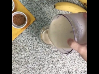 БАНАНОВЫЙ СМУЗИ.ОЧЕНЬ ВКУСНО И ПОЛЕЗНО.