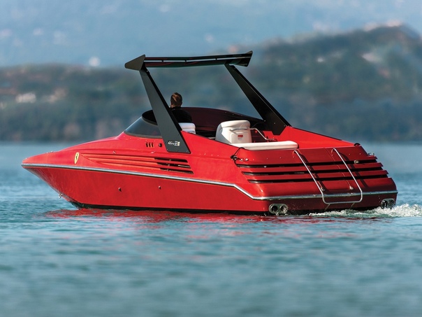 Скоростной катер Riva Ferrari 32 (1989г.) Катер оснастили двумя 8-литровыми моторами BPM Vulcano 400 V8 мощностью 390 л.с. каждый. Максимальная скорость составляла 54 узла, примерно 100
