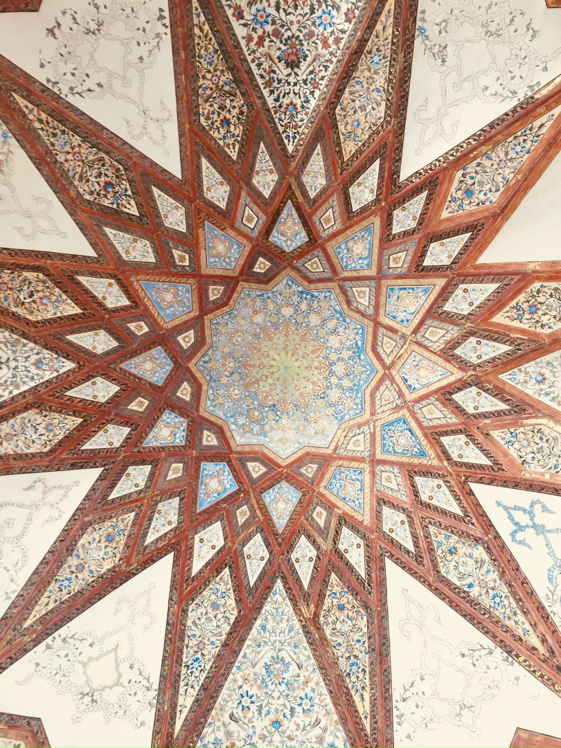 Красивые потолки в FinGarden