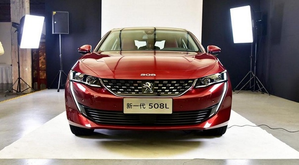 Peugeot 508 снова стал седаном и лишился безрамочных дверей. Компания Пежо рассекретила «растянутую» версию флагманской модели нового поколения. На рынок удлиненный вариант выйдет в следующем
