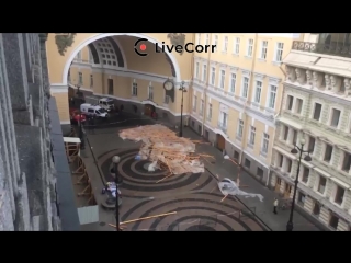 В Питере со здания штаба на Большой Морской непогода снесла крышу на людей