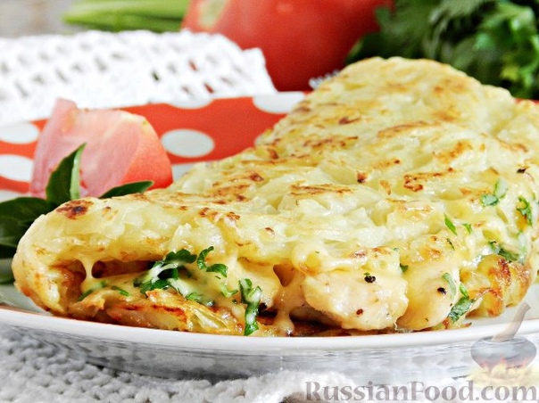 Картофельный драник с курицей Картофель - 400 г Филе куриное - 250 г Яйцо - 1 шт. Мука - 2 ст. ложки Сыр - 100 г Петрушка свежая - 0,5 пучка Соль - по вкусу Перец черный молотый - по вкусу Масло