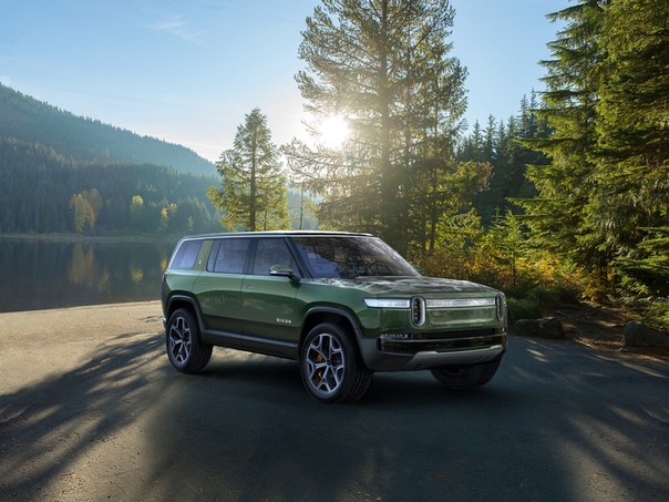 Rivian R1S (2020): 7-Seater Electric SUV К уже рассекреченному суперпикапу, созданному молодой компанией Rivian Automotive, присоединился полноценный семиместный внедорожник, показанный на
