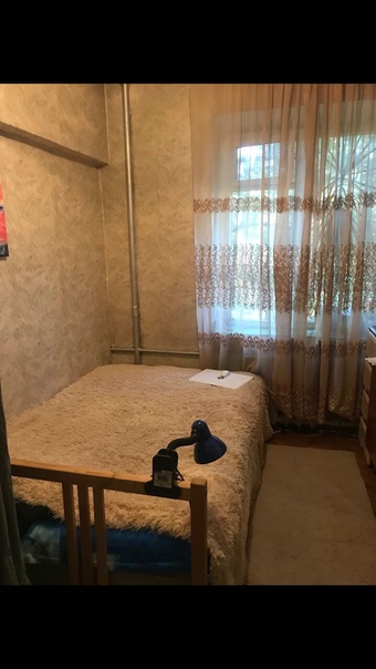 Фото: С 14 августа (возможно заселение раньше или чуть позже) освобождается комната в двухкомнатной квартире (ремонт не евро, но тёплая и комфортная, санузел раздельный, имеется самое необходимое для проживания,в квартире не курят)  <br>Ищу в неё одного постоянного жителя-девушку: спокойного, платежеспособного, чистоплотного, без постоянных приглашённых друзей и родственников (я за тишину и покой)  оформление по договору<br>В соседях я  <br><br>Месторасположение: <br>5-7 минут метро Петровско-Разумовская (салатовая и серая ветки); <br>7 минут станция Окружная и метро Окружная; <br>5 минут жд станция Петровско-Разумовское.<br>Рядом небольшой торговый центр, продуктовые магазины, аптеки, в 15 минутах ходьбы есть фитнес клуб Зебра  <br>Цена: 15000 ежемесячно, депозит 16500 (возвращается при выезде); оплата КУ пополам по счётчикам свет-вода (примерно 700-1000 ежемесячно с человека), интернет 200.