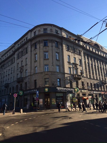 Комната в самом центре столицы. Китай город.<br><br>Без залога. Без комиссии агенту. Проживание без собственника.<br><br>Да, такое существует)<br><br>Площадь комнаты: 28 кВ метров ( Как у однушки или студии )<br><br>Адрес: Солянка 1/2 . 1 подъезд. 6 этаж. <br><br>Про расположение: 900 метров от Красной площади и ГУМа, 50 метров до входа в метро Китай город и до Ильинского сквера, 600 метров до Москворецкой набережной и естественно совсем рядом Покровка и Покровский бульвар + 200 метров до нового парка Зарядье <br><br>Из окна видно центр Москвы, парк Горка, синагогу и пешеходную улицу. Круто смотреть салют в праздники)<br><br>Рядом с домом множество продуктовых магазинов ( Магнолия, Дикси и.т.д. ) и огромное количество кафе и ресторанов.<br><br>В комнате: 2 диван - кровати, стол, стулья, кресло, кресло - мешок, 3 небольших шкафа под вещи, 1 шифоньер под одежду ( Мебель из Икеа, новая ) , ну и куча мелочей необходимых для жизни. Интернет, WIFE.<br><br>В комнате сделан ремонт 8 месяцев назад, потолки высотой 4 метра.<br><br>В квартире: 1 ванная, 1 душевая ( Тоже новая, установили месяц назад ) , туалет ( Все отдельно и, как следствие, очередей из живущих в квартире нет ). В квартире раз в неделю убирается уборщица. Есть стиральная машина. Расположение мебели иное ( не как на фото ), можно будет посмотреть лично.<br><br>Дом архитектора В.В.Шервуда. В подъезде отреставрированная лепнина, пол мрамор, стеклянный лифт. Круглосуточное видеонаблюдение и охрана. Консьержка.<br><br>По цене: Стоимость 38 000 рублей ( Вместе со всем: ком. платежами, уборкой, консьержкой и.т.д. )<br><br>Без залога. Без комиссии агенту.<br><br>P.s: Фотографировал на скорую руку, если надо, скину в лс ещё фотографии.<br><br>Как правило как только такое место освобождается, в течение 3 дней находится арендатор<br><br>По требованиям: не курить, не пить<br><br>Желающим - писать в личные сообщения<br><br> Нефедов - фото Фото: Комната в самом центре столицы. Китай город.<br><br>Без залога. Без комиссии агенту. Проживание без собственника.<br><br>Да, такое существует)<br><br>Площадь комнаты: 28 кВ метров ( Как у однушки или студии )<br><br>Адрес: Солянка 1/2 . 1 подъезд. 6 этаж. <br><br>Про расположение: 900 метров от Красной площади и ГУМа, 50 метров до входа в метро Китай город и до Ильинского сквера, 600 метров до Москворецкой набережной и естественно совсем рядом Покровка и Покровский бульвар + 200 метров до нового парка Зарядье <br><br>Из окна видно центр Москвы, парк Горка, синагогу и пешеходную улицу. Круто смотреть салют в праздники)<br><br>Рядом с домом множество продуктовых магазинов ( Магнолия, Дикси и.т.д. ) и огромное количество кафе и ресторанов.<br><br>В комнате: 2 диван - кровати, стол, стулья, кресло, кресло - мешок, 3 небольших шкафа под вещи, 1 шифоньер под одежду ( Мебель из Икеа, новая ) , ну и куча мелочей необходимых для жизни. Интернет, WIFE.<br><br>В комнате сделан ремонт 8 месяцев назад, потолки высотой 4 метра.<br><br>В квартире: 1 ванная, 1 душевая ( Тоже новая, установили месяц назад ) , туалет ( Все отдельно и, как следствие, очередей из живущих в квартире нет ). В квартире раз в неделю убирается уборщица. Есть стиральная машина. Расположение мебели иное ( не как на фото ), можно будет посмотреть лично.<br><br>Дом архитектора В.В.Шервуда. В подъезде отреставрированная лепнина, пол мрамор, стеклянный лифт. Круглосуточное видеонаблюдение и охрана. Консьержка.<br><br>По цене: Стоимость 38 000 рублей ( Вместе со всем: ком. платежами, уборкой, консьержкой и.т.д. )<br><br>Без залога. Без комиссии агенту.<br><br>P.s: Фотографировал на скорую руку, если надо, скину в лс ещё фотографии.<br><br>Как правило как только такое место освобождается, в течение 3 дней находится арендатор<br><br>По требованиям: не курить, не пить<br><br>Желающим - писать в личные сообщения<br><br> Нефедов