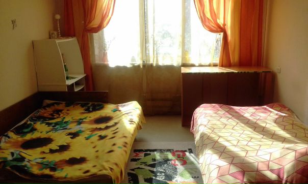 Фото: Сдается комната на двоих(можно 1 человек ). Метро Раменки 7;минут пешком. Есть все для жизни. Тихий район, много деревьев, в пешей доступности огромное количество сетевых магазинов. <br>Цена 19000+ оплата за электричество примерно до 500 рублей.