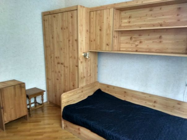 На длительный срок сдается изолированная комната в трёхкомнатной квартире. Для одной работающей девушки. В двух других комнатах также проживают две девушки (работаем 5/2). <br>Дом находится в пяти минутах от станции метро Аннино. <br>В вашей комнате: односпальная кровать, шкаф, различные полочки, стол, небольшой диван, гладильная доска. Квартира уютная, с хорошим ремонтом. Есть всё, что нужно для комфорта: wi-fi, пластиковые окна, стиральная машина, холодильник и тп.<br>Стоимость аренды: 15000 + коммунальные платежи. Залог 15000.<br>Рядом с домом магазины, аптеки, салон красоты, медицинский центр.<br> Меркулова - фото Фото: На длительный срок сдается изолированная комната в трёхкомнатной квартире. Для одной работающей девушки. В двух других комнатах также проживают две девушки (работаем 5/2). <br>Дом находится в пяти минутах от станции метро Аннино. <br>В вашей комнате: односпальная кровать, шкаф, различные полочки, стол, небольшой диван, гладильная доска. Квартира уютная, с хорошим ремонтом. Есть всё, что нужно для комфорта: wi-fi, пластиковые окна, стиральная машина, холодильник и тп.<br>Стоимость аренды: 15000 + коммунальные платежи. Залог 15000.<br>Рядом с домом магазины, аптеки, салон красоты, медицинский центр.<br> Меркулова