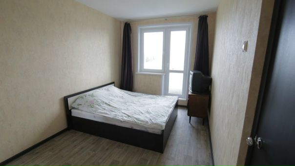 Сдам 2х комнатную квартиру 53 м Свободный проспект д 7 к 2 м.Новогиреево.Просторная, светлая, двухкомнатная квартира от собственника после капитального ремонта, 10эт/12эт.дома, сдается впервые. Общая площадь 53 кв м , две изолированные комнаты( гостиная 17,2м ,спальня 13 м+ лоджия), кухня 8,6м, раздельный санузел, коридор 9,2 м ,высота потолка 2,7 м. В квартире новые окна с двухкамерными стеклопакетами. Все окна выходят на южную сторону, во двор. Две двуспальные кровати, два шкафа, телевизор, стиральная машина, холодильник, газовая варочная панель, газовая духовка, вытяжка, посудомоечная машина, вся необходимая посуда, интернет провайдер на выбор. <br>Через дорогу от дома Терлецкий парк, 2 остановки на транспорте (троллейбусы, автобусы)(15-20 мин пешком) метро Новогиреево, ж/д станция Новогиреево (Курский вокзал) в 15минутах на транспорте. Напротив дома 2 детских сада, школа, а также много детских площадок; в 2 минутах от дома ряд магазинов: Перекресток, Пятерочка, Дикси, Подружка; аптеки, почта, МФЦ, сбербанк, поликлиника. Дом находится в зеленой зоне. Сдается порядочной семье, предпочтение без животных. На длительный срок .<br>45.000руб. в месяц + счетчики(свет и вода), интернет + страховой депозит 50.000руб. Квартира готова к заселению. Оперативный показ. тел. +79855288563<br>Агентам и посредникам просьба не беспокоить<br> Астахова - фото Фото: Сдам 2х комнатную квартиру 53 м Свободный проспект д 7 к 2 м.Новогиреево.Просторная, светлая, двухкомнатная квартира от собственника после капитального ремонта, 10эт/12эт.дома, сдается впервые. Общая площадь 53 кв м , две изолированные комнаты( гостиная 17,2м ,спальня 13 м+ лоджия), кухня 8,6м, раздельный санузел, коридор 9,2 м ,высота потолка 2,7 м. В квартире новые окна с двухкамерными стеклопакетами. Все окна выходят на южную сторону, во двор. Две двуспальные кровати, два шкафа, телевизор, стиральная машина, холодильник, газовая варочная панель, газовая духовка, вытяжка, посудомоечная машина, вся необходимая посуда, интернет провайдер на выбор. <br>Через дорогу от дома Терлецкий парк, 2 остановки на транспорте (троллейбусы, автобусы)(15-20 мин пешком) метро Новогиреево, ж/д станция Новогиреево (Курский вокзал) в 15минутах на транспорте. Напротив дома 2 детских сада, школа, а также много детских площадок; в 2 минутах от дома ряд магазинов: Перекресток, Пятерочка, Дикси, Подружка; аптеки, почта, МФЦ, сбербанк, поликлиника. Дом находится в зеленой зоне. Сдается порядочной семье, предпочтение без животных. На длительный срок .<br>45.000руб. в месяц + счетчики(свет и вода), интернет + страховой депозит 50.000руб. Квартира готова к заселению. Оперативный показ. тел. +79855288563<br>Агентам и посредникам просьба не беспокоить<br> Астахова