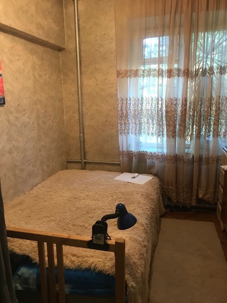 Фото: С 13 августа освобождается комната в двухкомнатной квартире (ремонт не евро, но тёплая и комфортная, санузел раздельный, имеется самое необходимое для проживания,в квартире не курят)  <br>Ищу в неё одного постоянного жителя-девушку: спокойного, платежеспособного, чистоплотного, без постоянных приглашённых друзей и родственников (я за тишину и покой)  оформление по договору<br>В соседях я  <br>Месторасположение: 5 минут метро Петровско-Разумовская ; 7 минут жд станция Окружная; 5 минут жд станция Петровско-Разумовское.<br>Рядом небольшой торговый центр, продуктовые магазины, аптеки, в 15 минутах ходьбы есть фитнес клуб Зебра  <br>Цена: 15000 ежемесячно, депозит 16500 (возвращается при выезде); оплата КУ пополам по счётчикам свет-вода (примерно 700-1000 ежемесячно с человека), интернет 200.