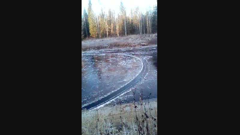 Микунь. Застывший круг на озере.