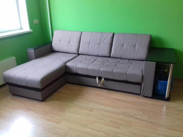 Фото: МО, Нахабино, Белобородова, 12<br>ЧТО <br>Впервые сдается квартира-студия в новом доме от собственника. <br>Сдам русским без животных, детей, некурящим. <br>Состояние отличное. В квартире только что сделан ремонт после покупки. Вся мебель и техника новые. <br>Из мебели: диван (раскладывается), письменный стол, офисное кресло. <br>Из техники: холодильник, люстра с пультом управления, электрическая плитка, стиральная машина, утюг. <br>Есть все для жизни: подушки, одеяло, постельное белье, полотенца, посуда. <br>Сан. узел совмещенный. Пол с подогревом! <br> <br>ГДЕ <br>Мкр. 