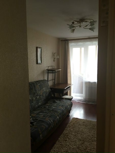 Фото: СОБСТВЕННИК. <br>Сдается комната в 5 х минутах от ст. метро Пионерская. <br>Комната 17 кв м по адресу: аллея Поликарпова. В коммунальной квартире, в квартире 6 комнат.Места общего пользования в хорошем состоянии (сделан ремонт), имеется холодильник, стиральная машинка, микроволновка, кухонная утварь, пылесос, утюг. <br>Комната сдаётся для девушки. <br>Стоимость: 12 т.р. в месяц (ку уже включены). <br>залог 6 т.р. <br>По всем вопросам в л.с