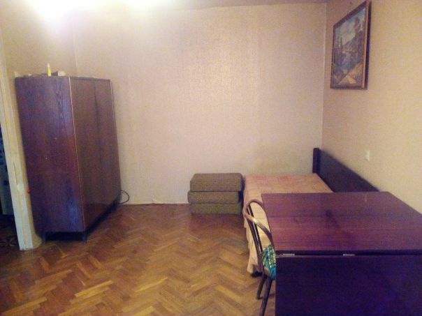 Фото: Друзья, сдам комнату в двухкомнатной квартире. 5 минут от метро Щукинская, 15000 рублей. В месяц. Коммуналка, Wi-fi, горячая холодная вода, стиралка и старый холодос в комплекте. Из минусов: комната проходная, и вся квартира требует ремонта. Требования к кандидатам: от 20 до 35 лет. Сосед (в соседней комнате)- парень, 25 лет, тихий. Залог:10000 рублей (в счет последнего месяца)<br> Павлов