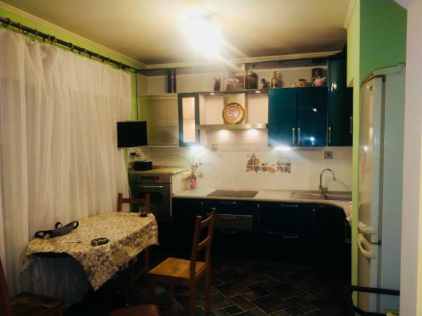 Фото: Сдам 3-х комнатную квартиру. Адрес: ул. Братиславская 33, 10-15 минут от метро Братиславская. Всё необходимое для жилья есть. <br>Не агентство. Собственник. На все ваши вопросы отвечу по телефону. <br>8-925-529-59-19 Александр (с 8 до 23 часов)<br>55.000 рублей в месяц+ 50% депозита.<br>Торг уместен но по месту, по телефону не торгуюсь.<br> Панкратова