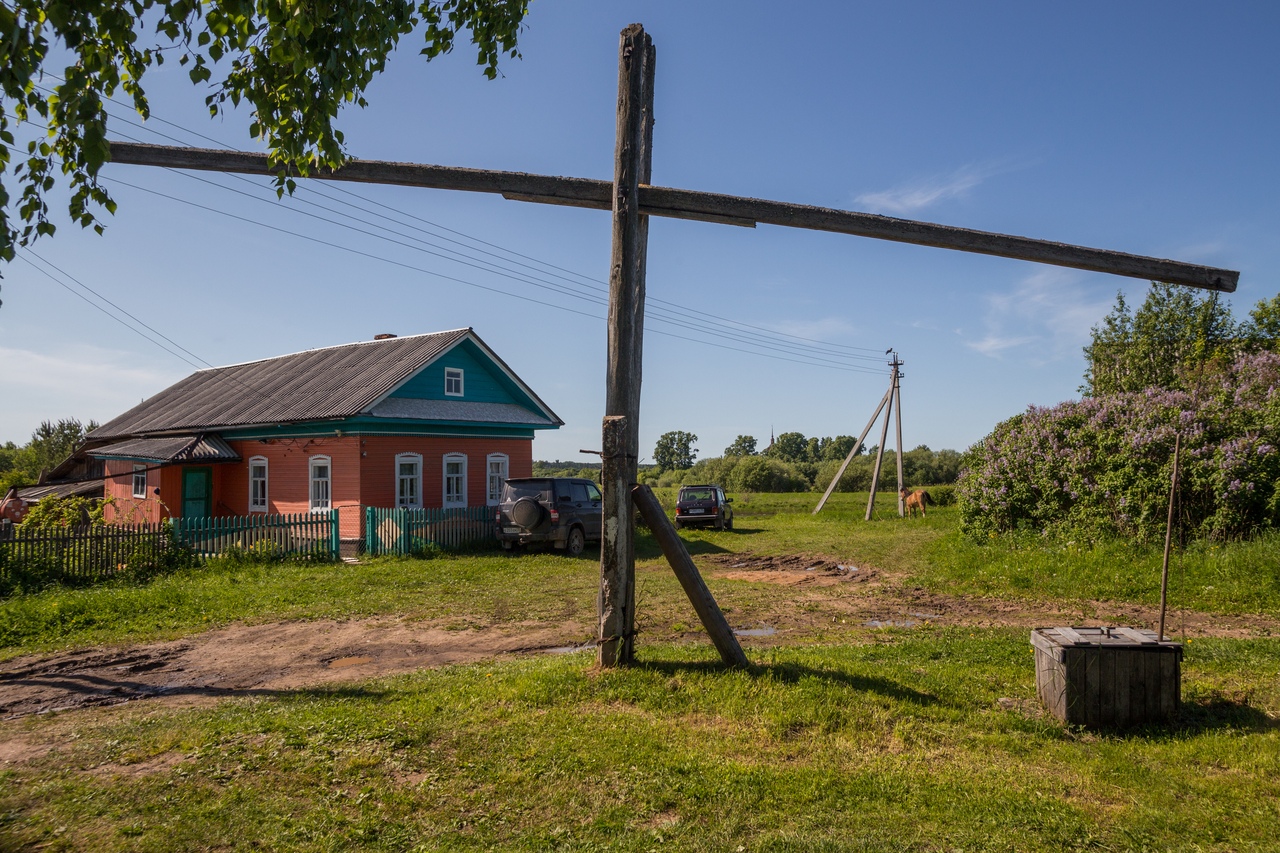 Дом с колодцем журавлем