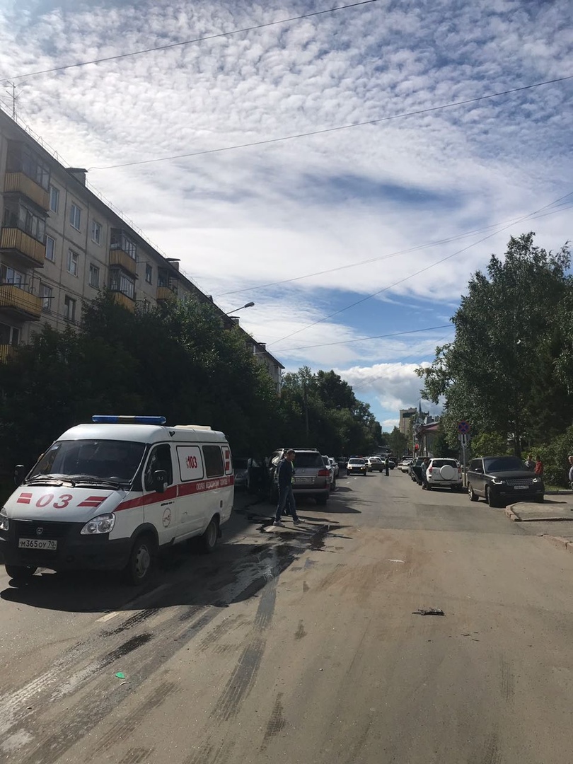 В аварии с 5 машинами на улице Белинского пострадал джип кандидата в мэры Томска В аварии с 5 машинами на улице Белинского пострадал джип кандидата в мэры Томска
