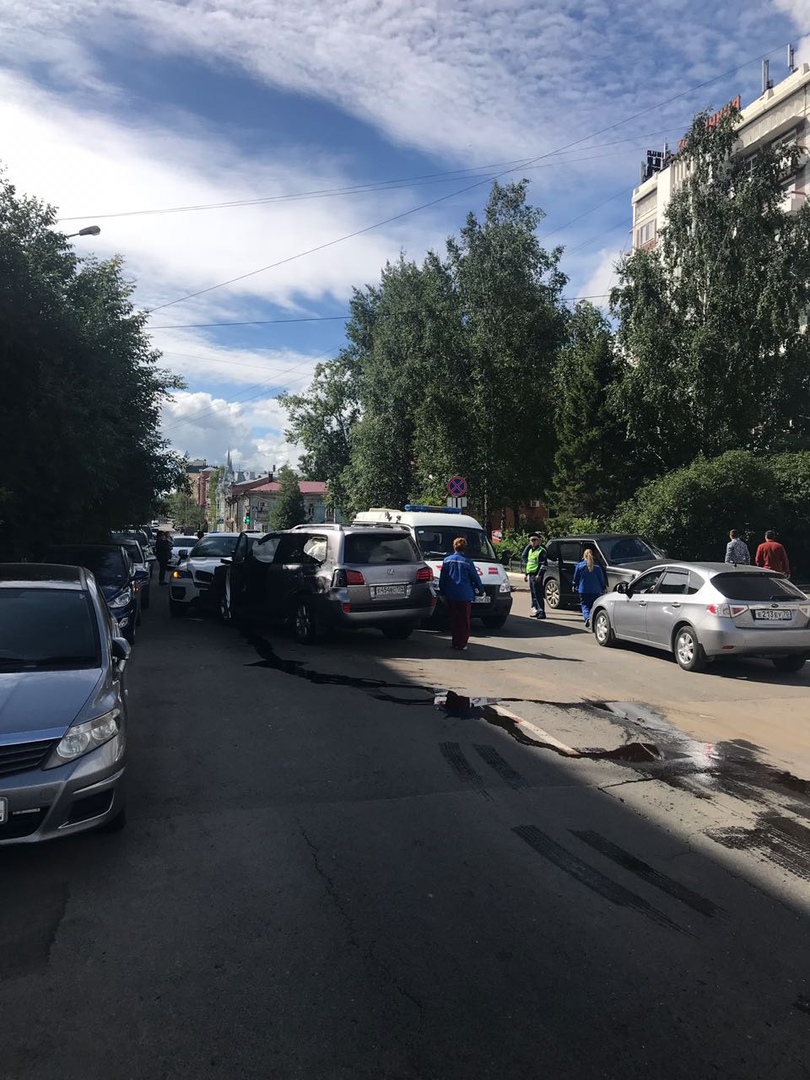В аварии с 5 машинами на улице Белинского пострадал джип кандидата в мэры Томска В аварии с 5 машинами на улице Белинского пострадал джип кандидата в мэры Томска